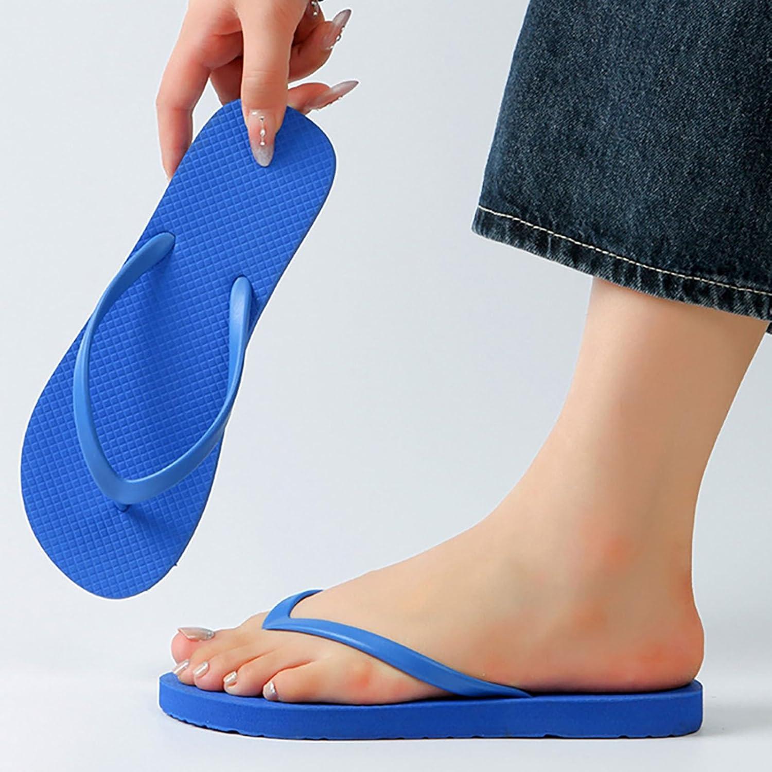 imageTongs pour Femmes Pantoufles de Douche pour Femmes Sandales Plates adaptes la Salle de Bain dt la Plage Piscine Tongs lgres et Basiques en Chaussures Scurit FemmesBleu