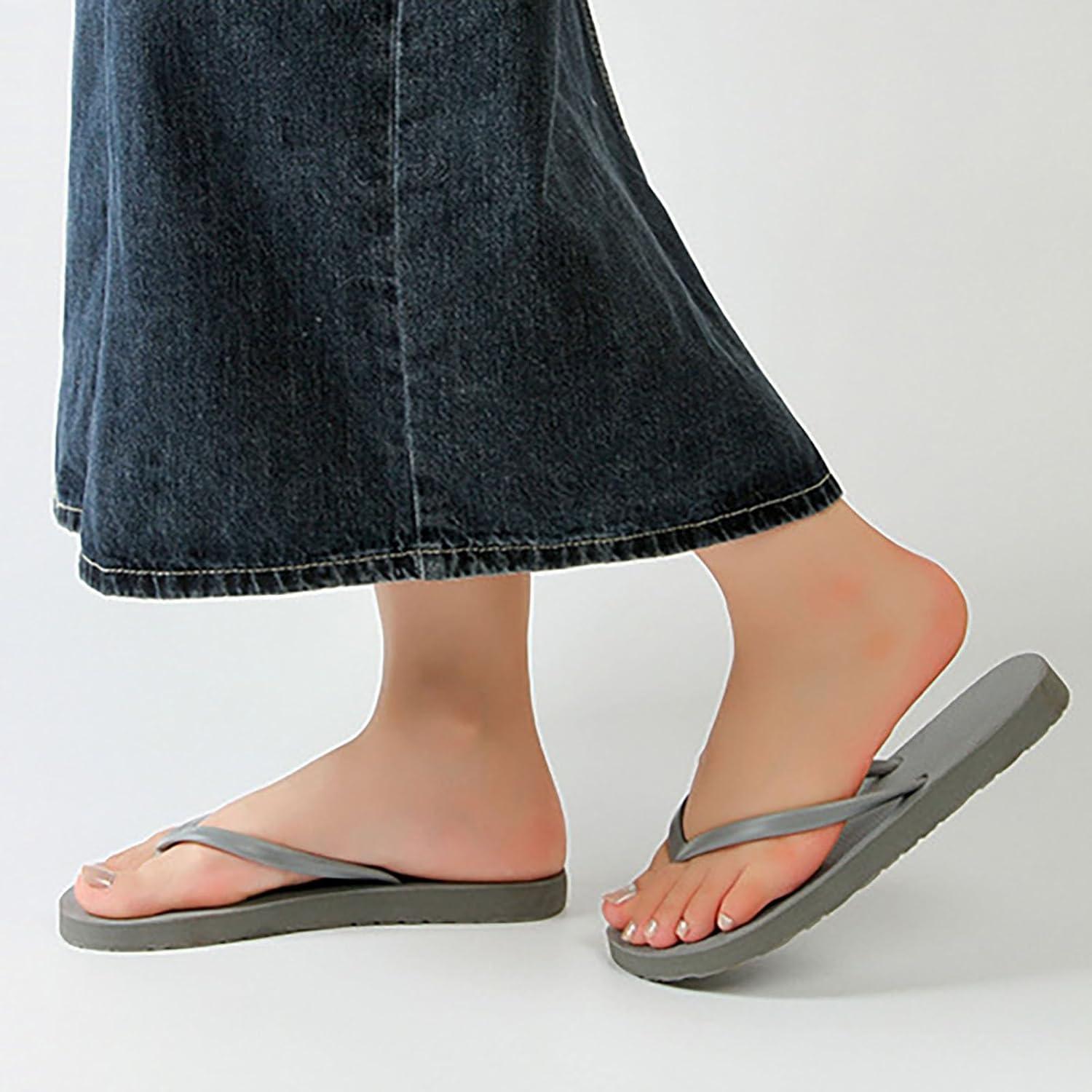 imageTongs pour Femmes Pantoufles de Douche pour Femmes Sandales Plates adaptes la Salle de Bain dt la Plage Piscine Tongs lgres et Basiques en Chaussures Scurit FemmesGris