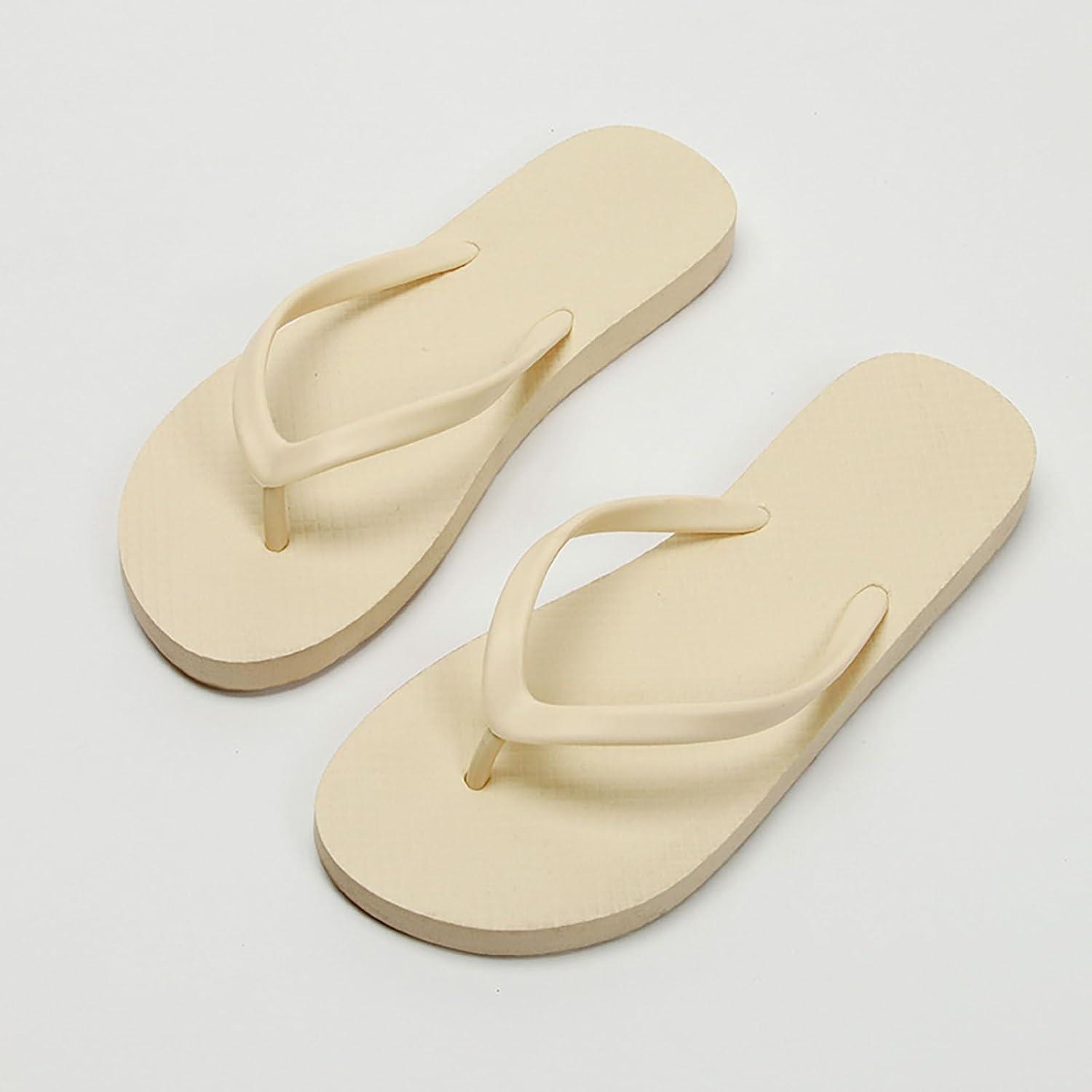 imageTongs pour Femmes Pantoufles de Douche pour Femmes Sandales Plates adaptes la Salle de Bain dt la Plage Piscine Tongs lgres et Basiques en Chaussures Scurit FemmesBeige