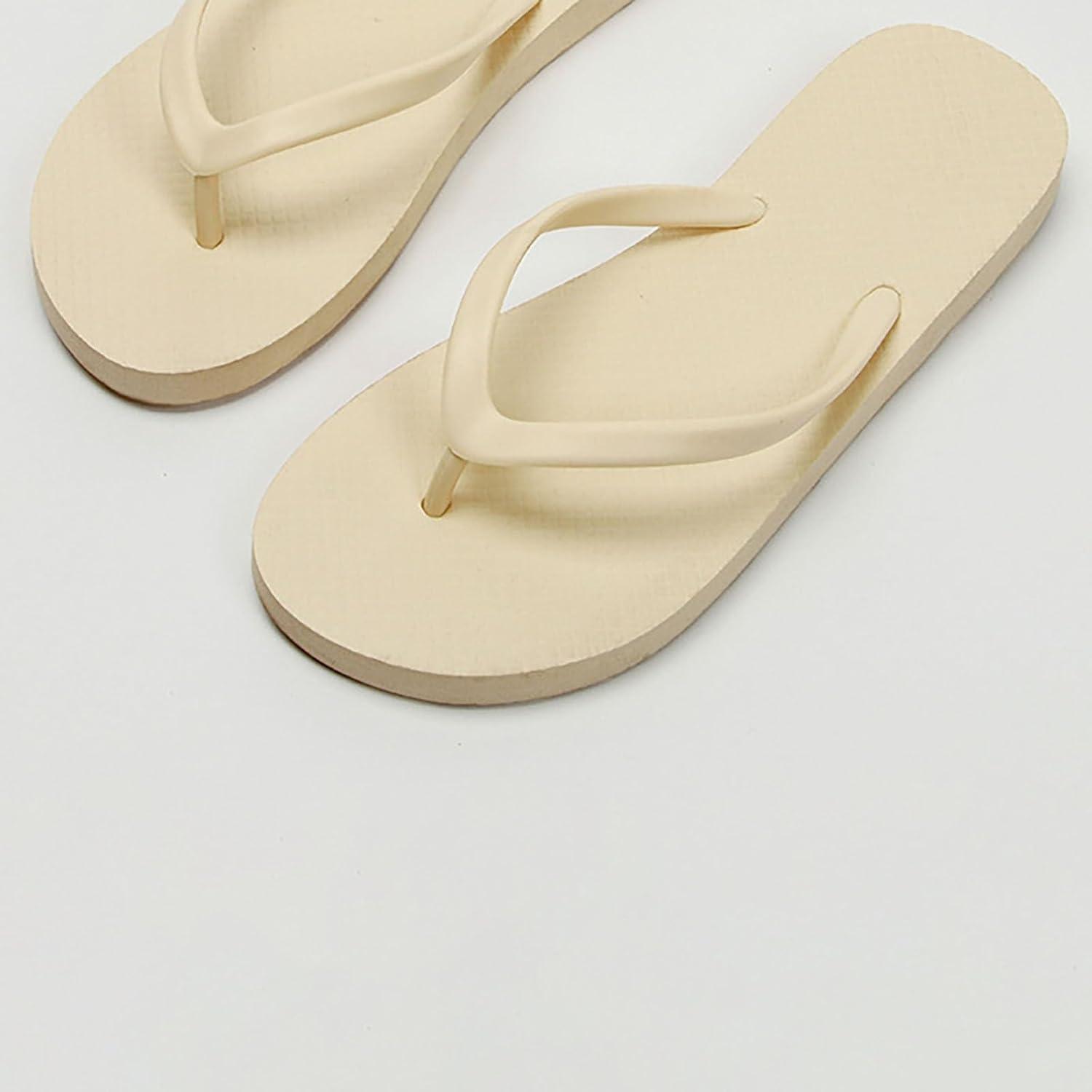 imageTongs pour Femmes Pantoufles de Douche pour Femmes Sandales Plates adaptes la Salle de Bain dt la Plage Piscine Tongs lgres et Basiques en Chaussures Scurit FemmesBeige