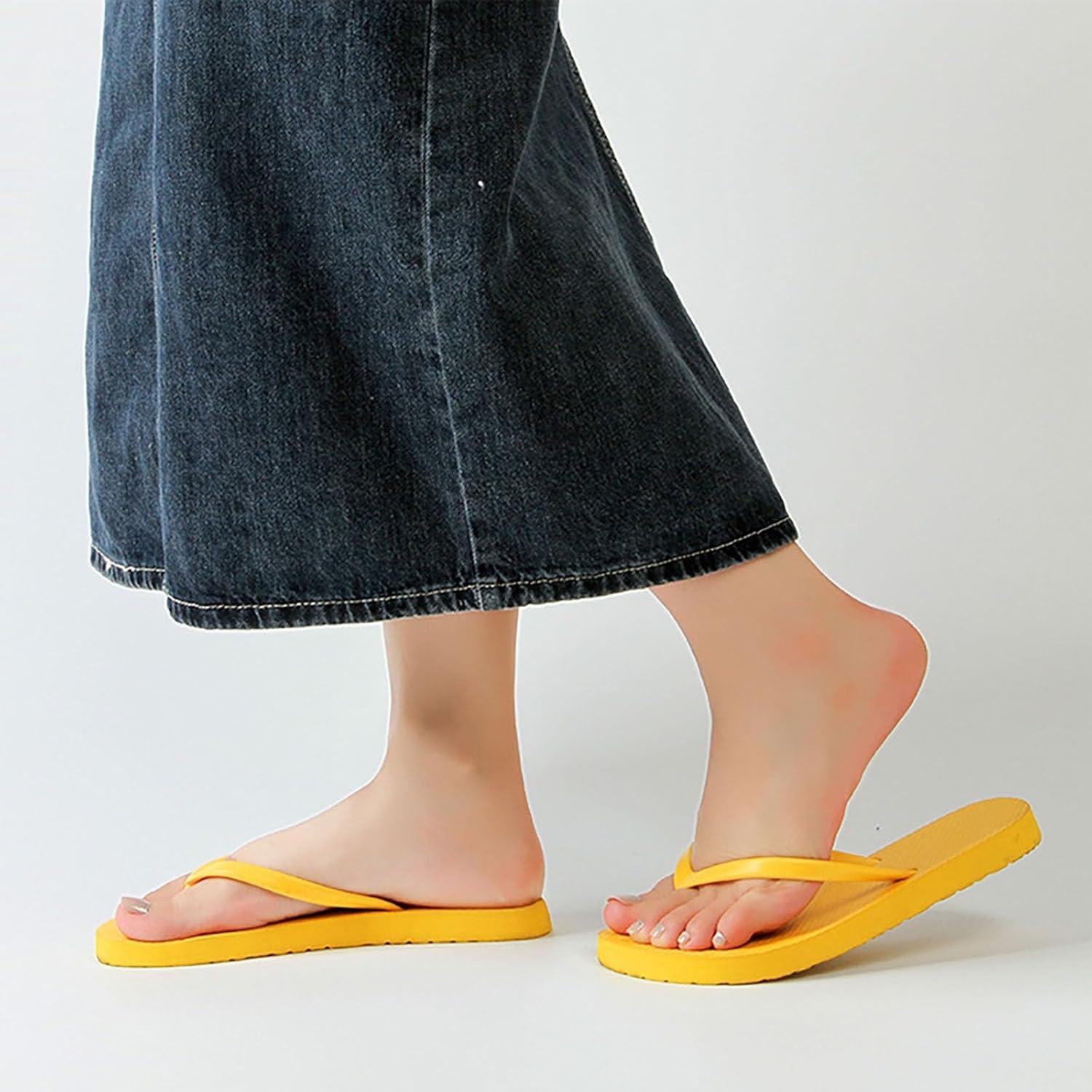 imageTongs pour Femmes Pantoufles de Douche pour Femmes Sandales Plates adaptes la Salle de Bain dt la Plage Piscine Tongs lgres et Basiques en Chaussures Scurit FemmesJaune
