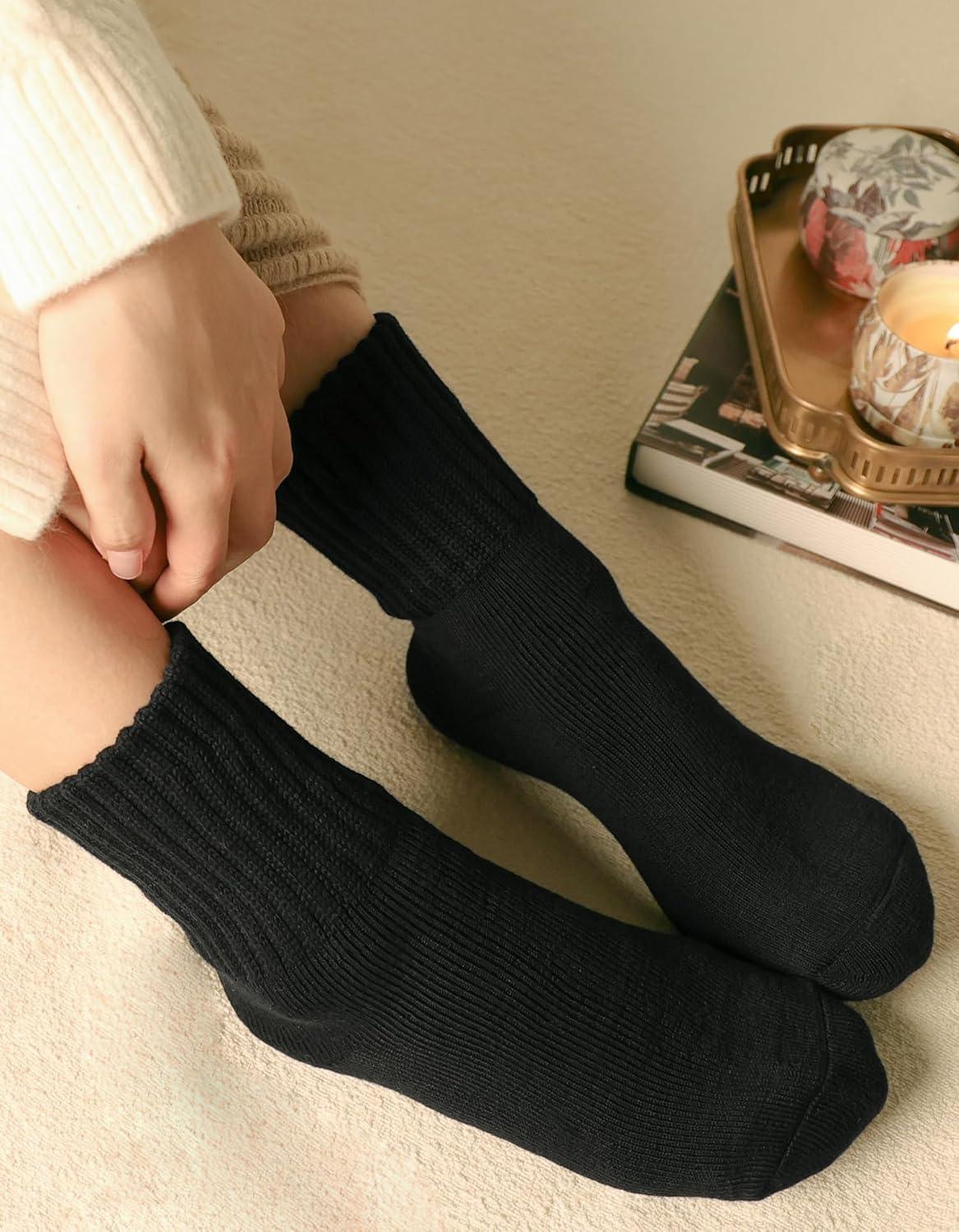 image:imageCLOSEMATE 3 Paires Chaussettes Chaudes Femme 3538 3942 dHiver Thermiques en Coton et Acrylique Antifroid UltraChaud Socquettes paisses Respirantes Multicolores pour Bottes Femme Amples1Noir 1Blanc 1Gris fonc